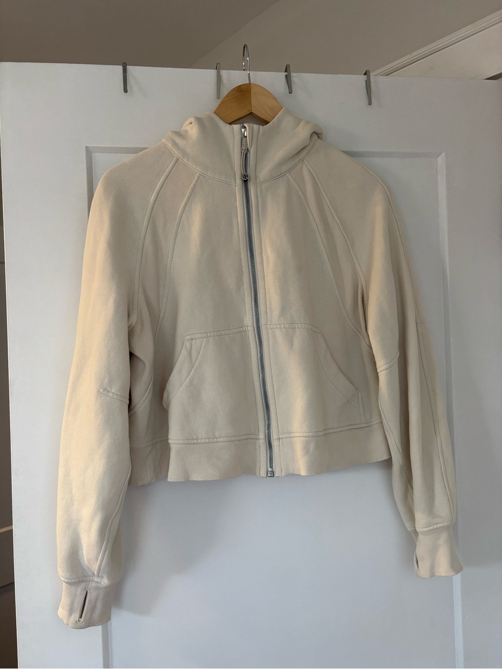 Lululemon Scuba Full-zip Cropped Hoodie in Bone